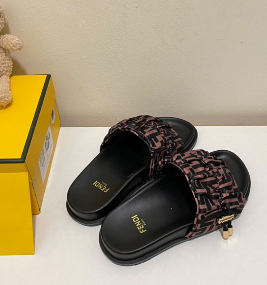 BLACK SANDALS